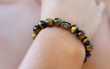 Load image into Gallery viewer, Tiger eye woman